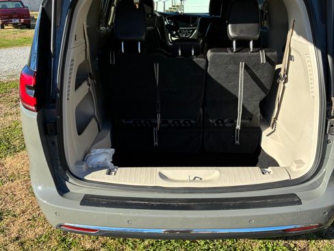 Used 2023 Chrysler Pacifica Touring-L image 8