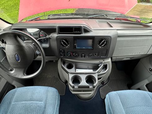 Used 2011 Ford E-150 and Econoline 150 Wagon RWD image 8