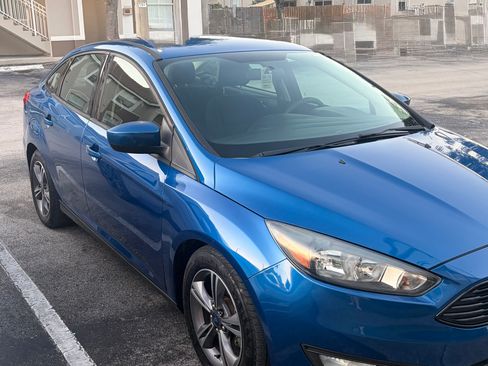 Used 2018 Ford Focus SE w/ SE Appearance Package FWD image 5