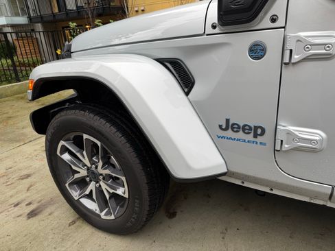 Used 2024 Jeep Wrangler Unlimited w/ Technology Group image 8