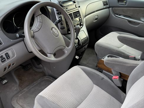 Used 2007 Toyota Sienna LE image 2