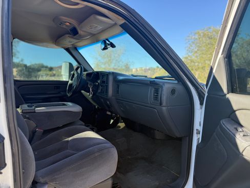 Used 2004 GMC Sierra 2500 SLE w/ Heavy-Duty Power Package image 5