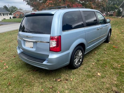 Used 2013 Chrysler Town & Country Touring-L w/ Driver Convenience Group image 8