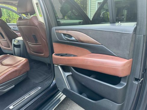 Used 2016 Cadillac Escalade ESV Luxury AWD/4WD image 30