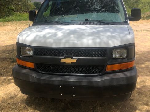 Used 2017 Chevrolet Express 2500 RWD image 2