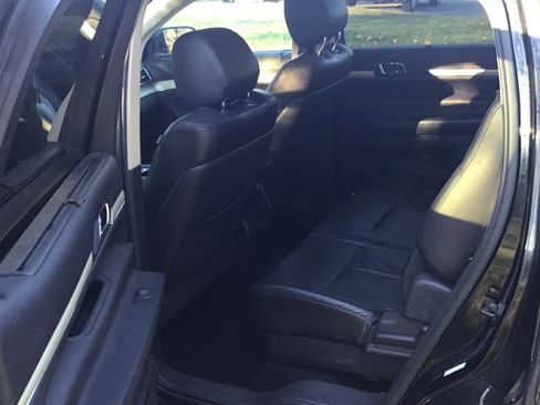 Used 2013 Lincoln MKT AWD image 2