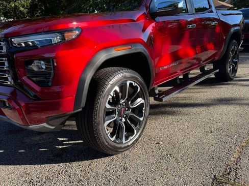 Used 2023 GMC Canyon Denali image 4