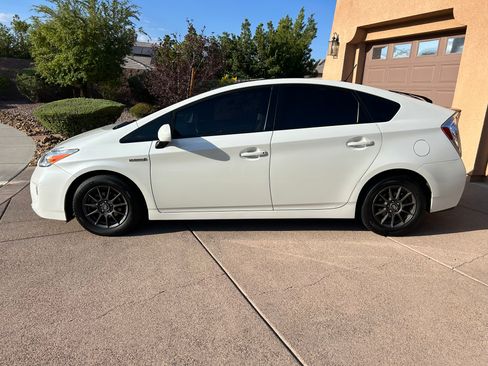 Used 2014 Toyota Prius Four w/ Solar Roof Package FWD image 2