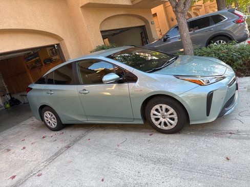 Used 2020 Toyota Prius LE image 2