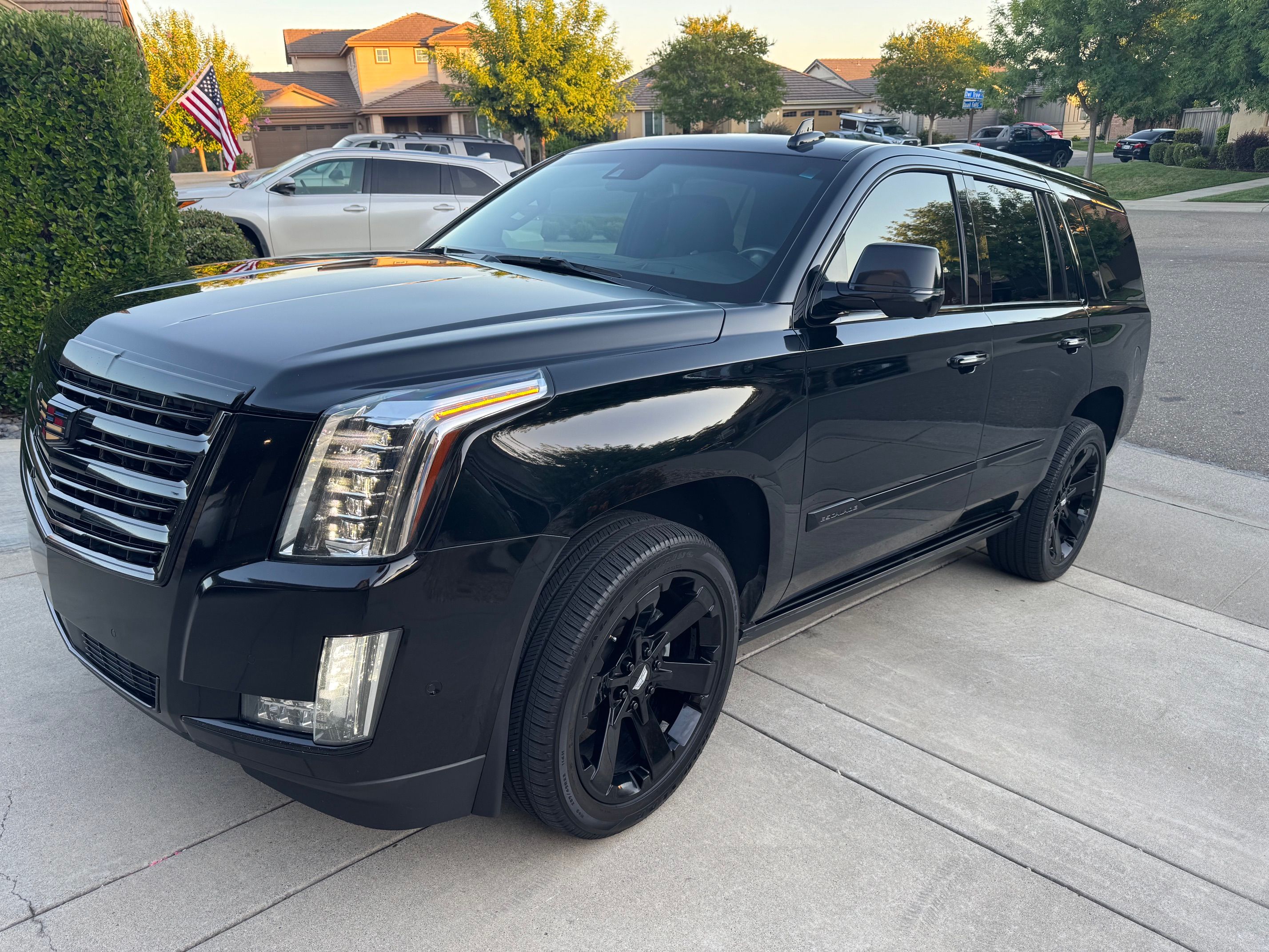 Used 2019 Cadillac Escalade Platinum AWD/4WD image 1