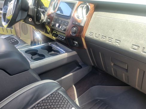 Used 2011 Ford F250 Lariat w/ Lariat Interior Pkg image 12