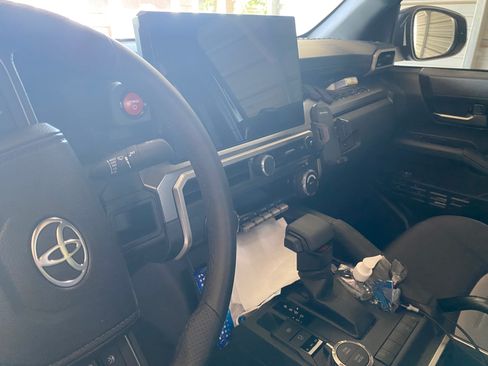 Used 2025 Toyota Tacoma TRD Sport AWD/4WD image 8
