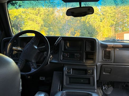 Used 2005 Chevrolet Silverado 2500 LT w/ Heavy-Duty Power Package image 11