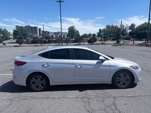 Used 2017 Hyundai Elantra SE FWD image 1
