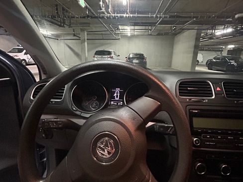 Used 2011 Volkswagen Golf 4-Door FWD image 12