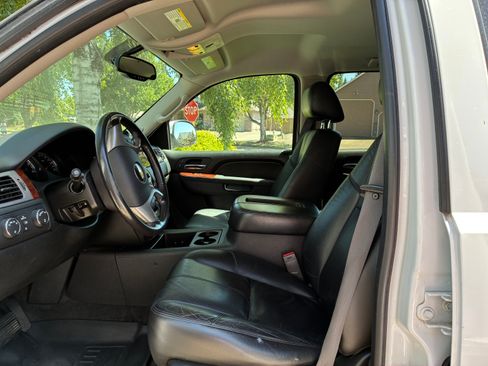 Used 2011 Chevrolet Suburban LT w/ Luxury Package AWD/4WD image 8