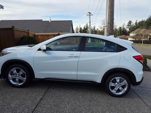 Used 2016 Honda HR-V LX image 2