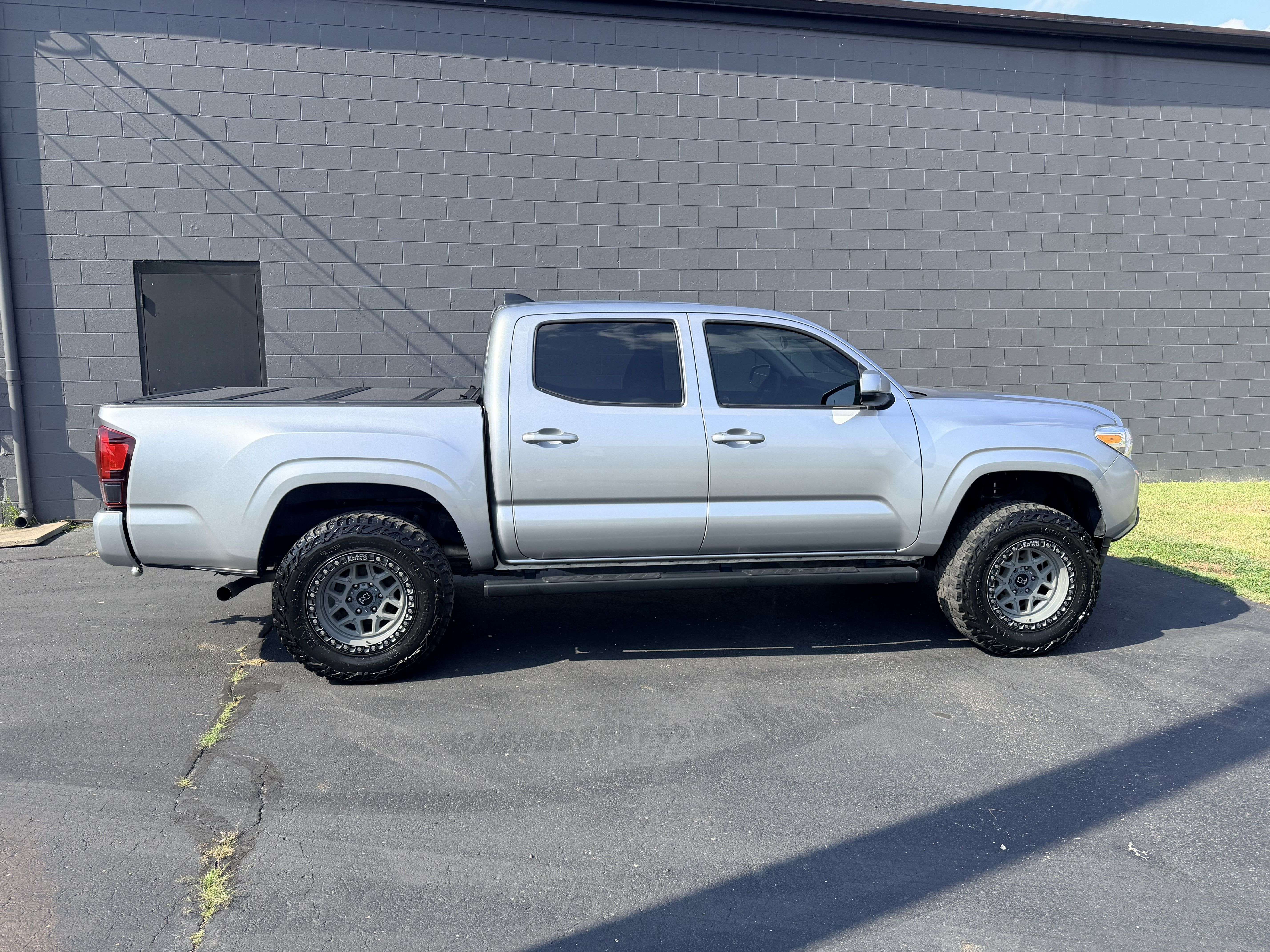 Used 2023 Toyota Tacoma SR AWD/4WD image 4