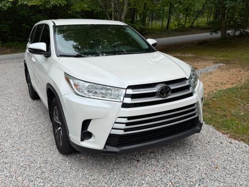 Used 2018 Toyota Highlander LE w/ Protection Package #3 AWD/4WD image 9