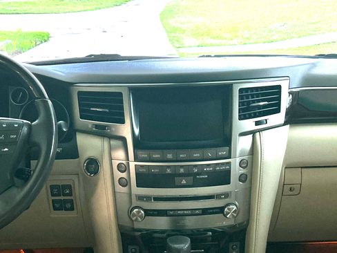 Used 2015 Lexus LX 570 4WD image 22