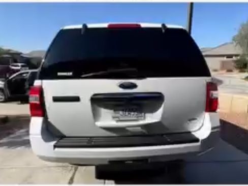 Used 2011 Ford Expedition XLT image 2