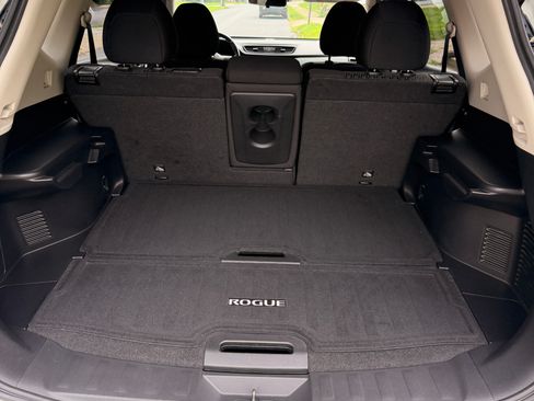 Used 2019 Nissan Rogue SV w/ Sun & Sound Touring Package AWD/4WD image 28