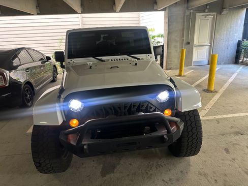 Used 2018 Jeep Wrangler Unlimited Sahara w/ Connectivity Group image 10