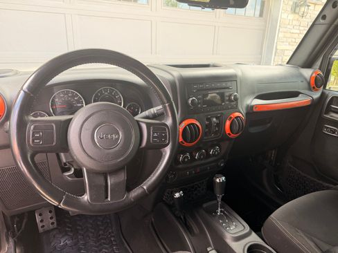 Used 2018 Jeep Wrangler Unlimited Sahara AWD/4WD image 14