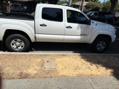 Used 2015 Toyota Tacoma PreRunner w/ SR5 Package RWD image 16