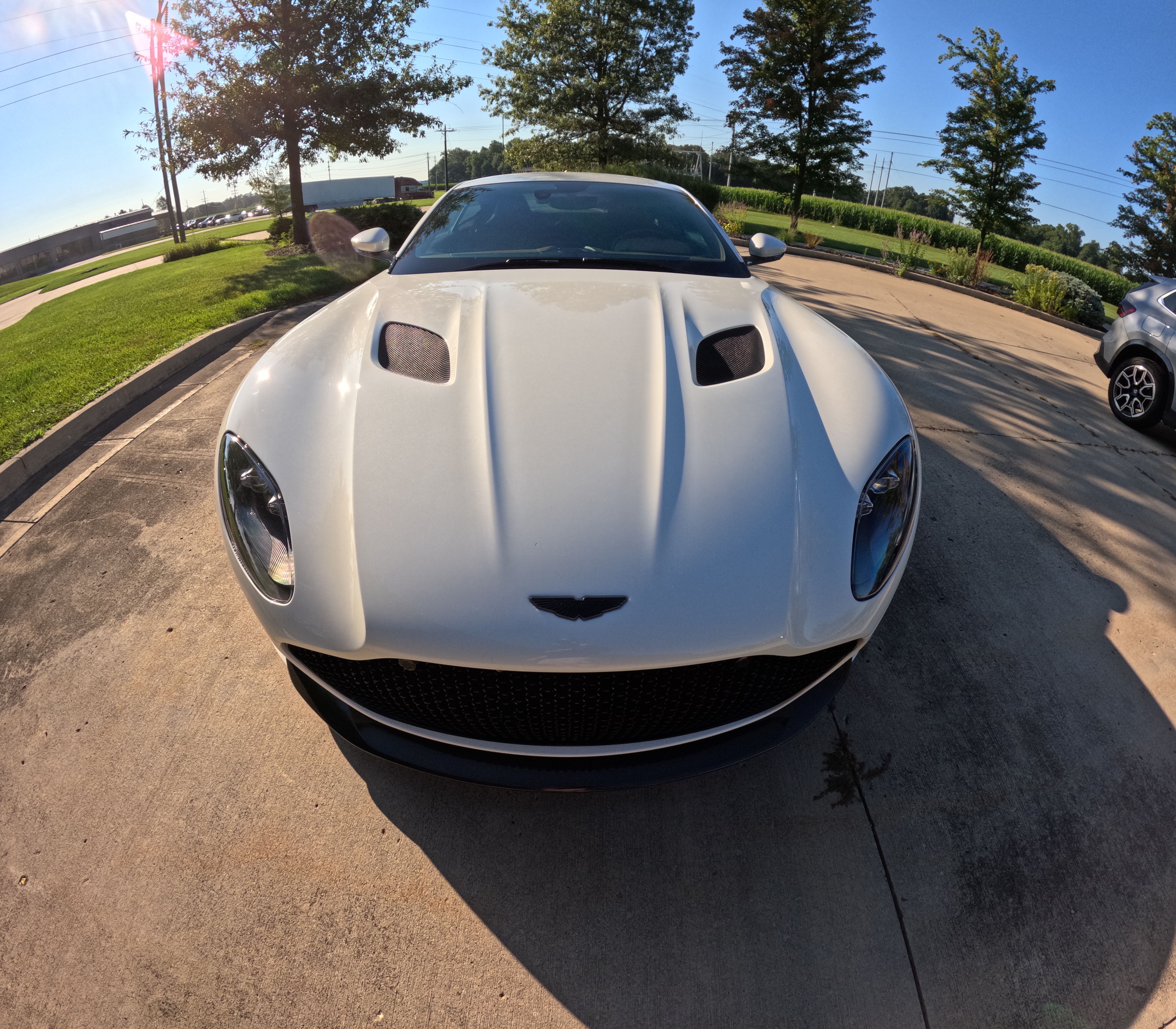 Used 2022 Aston Martin DBS Superleggera RWD image 2