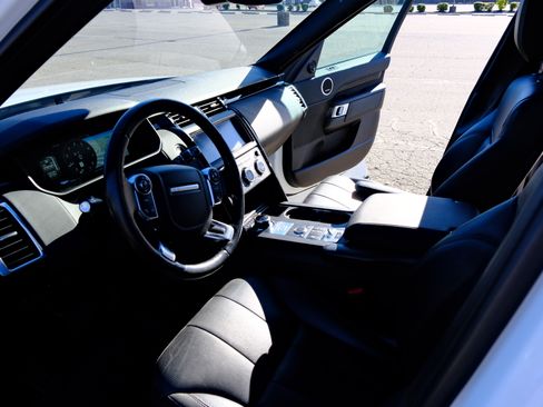 Used 2018 Land Rover Discovery SE image 14