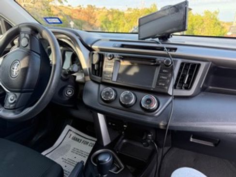 Used 2018 Toyota RAV4 LE FWD image 13