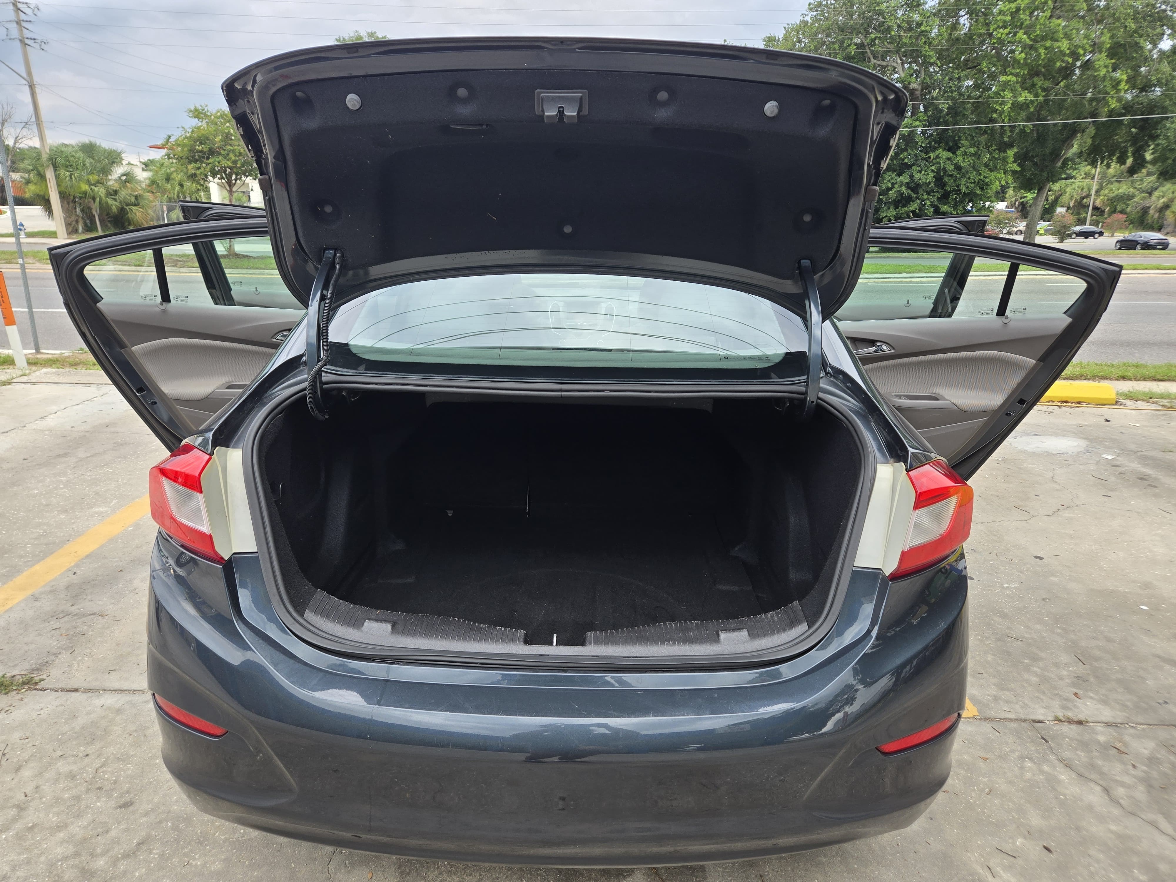 Used 2017 Chevrolet Cruze LT FWD image 4