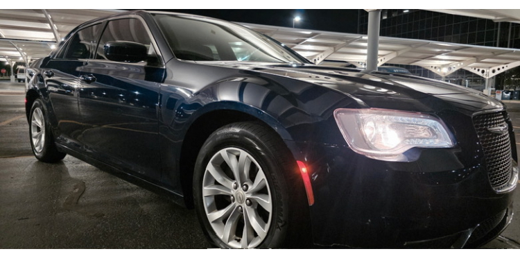 Used 2016 Chrysler 300 Limited RWD image 4