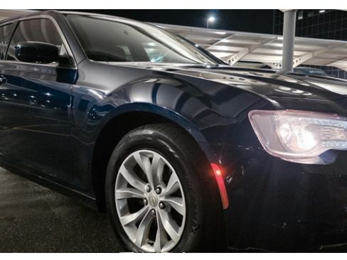 Used 2016 Chrysler 300 Limited image 4