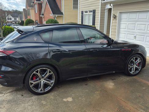 Used 2022 Maserati Levante Trofeo image 9