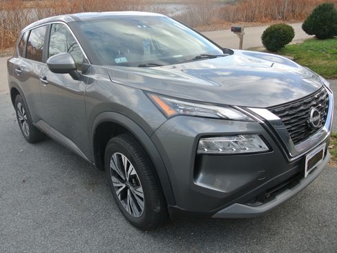 Used 2023 Nissan Rogue SV image 1