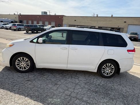 Used 2011 Toyota Sienna XLE w/ Entertainment Pkg FWD image 14