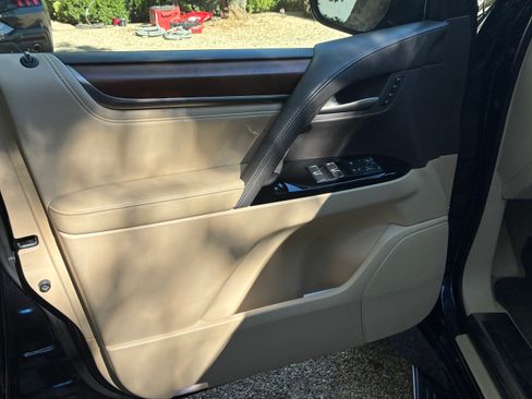 Used 2020 Lexus LX 570 4WD w/ Luxury Package image 15