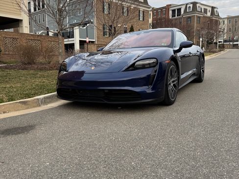 Used 2021 Porsche Taycan image 2