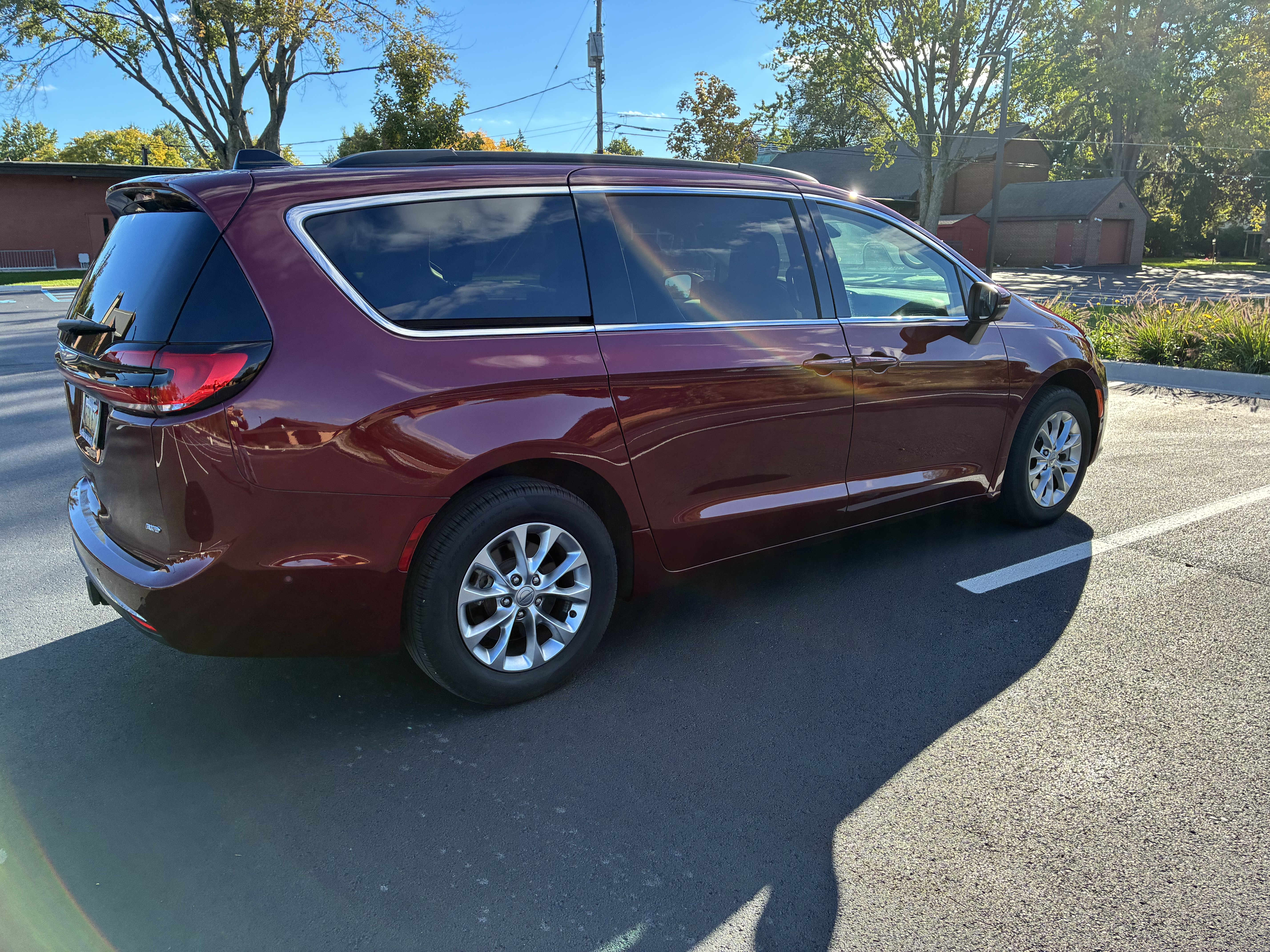 Used 2023 Chrysler Pacifica Touring-L w/ Uconnect Theater Family Group AWD/4WD image 2