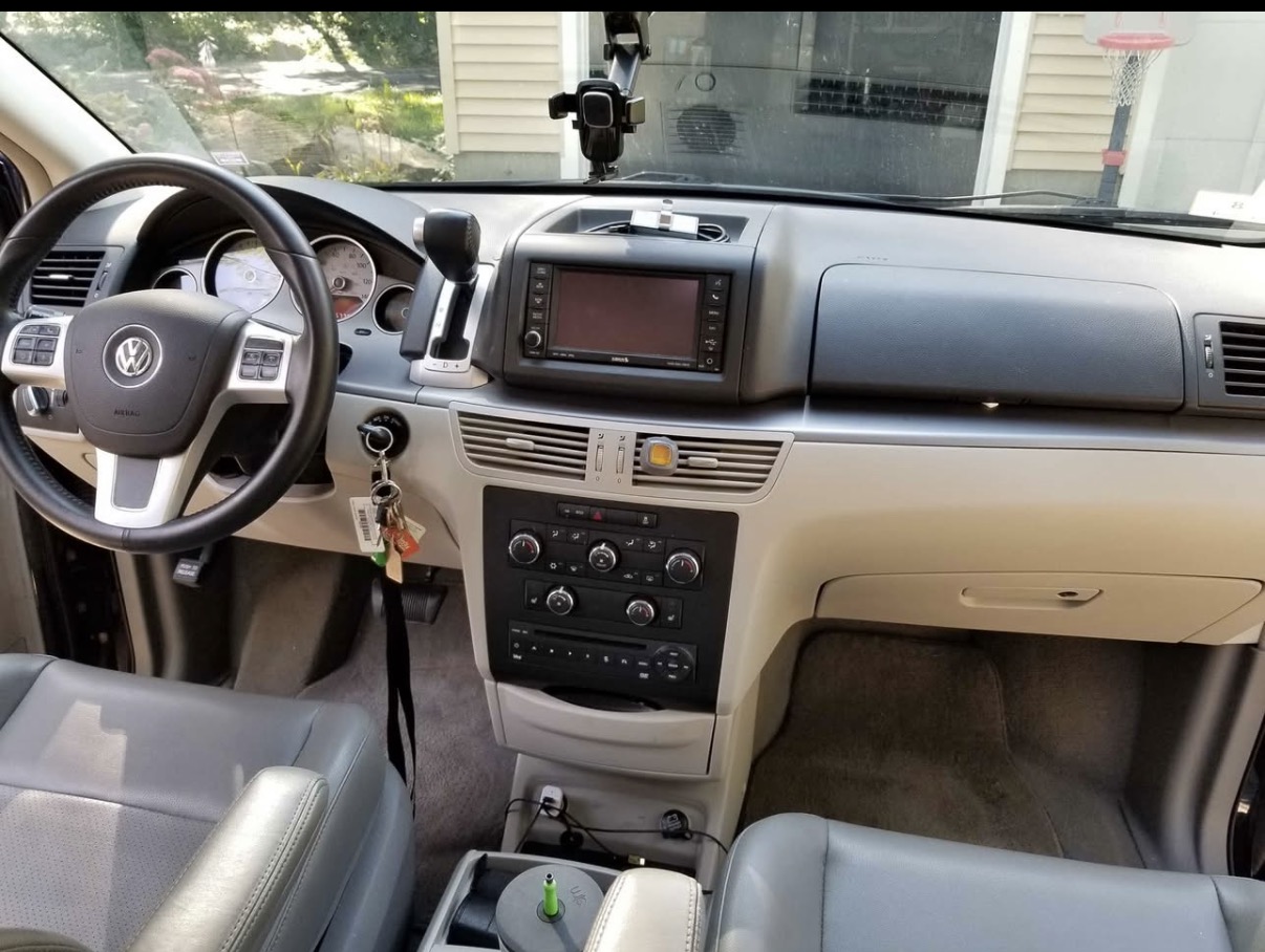 Used 2014 Volkswagen Routan SE FWD image 10