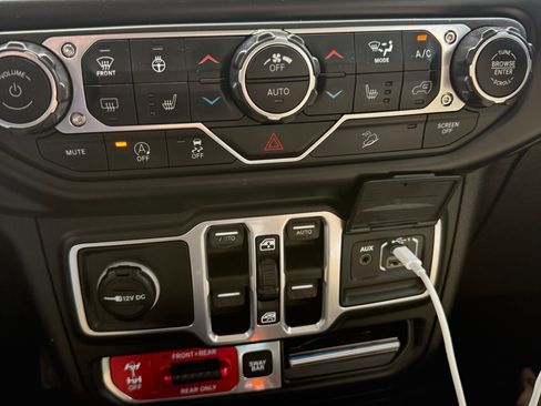 Used 2018 Jeep Wrangler Unlimited Rubicon w/ LED Lighting Group AWD/4WD image 2
