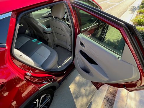 Used 2019 Chevrolet Bolt Premier w/ Infotainment Package image 17