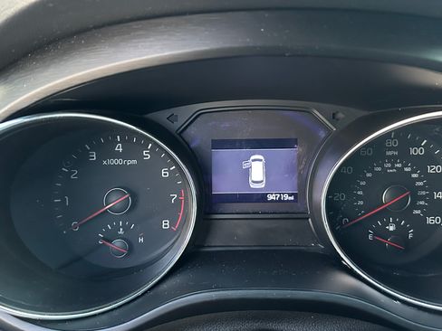 Used 2021 Kia Sedona LX image 9