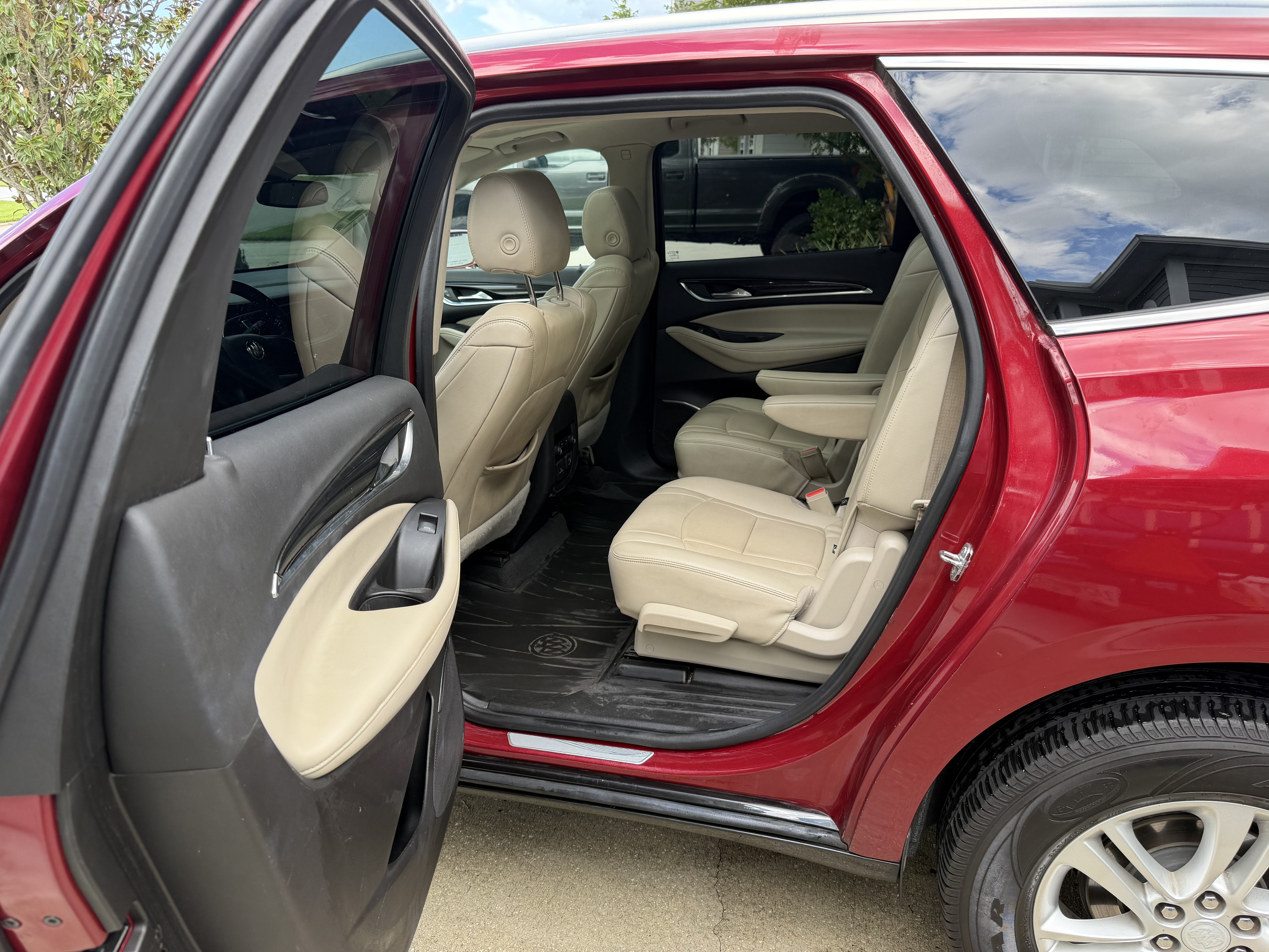 Used 2020 Buick Enclave Essence w/ Sound and Sites Package FWD image 21