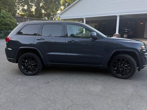 Used 2017 Jeep Grand Cherokee Altitude AWD/4WD image 5