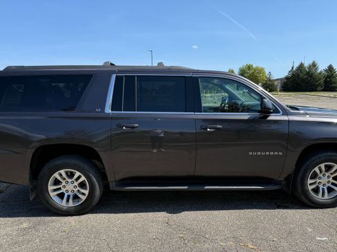 Used 2016 Chevrolet Suburban LT image 2