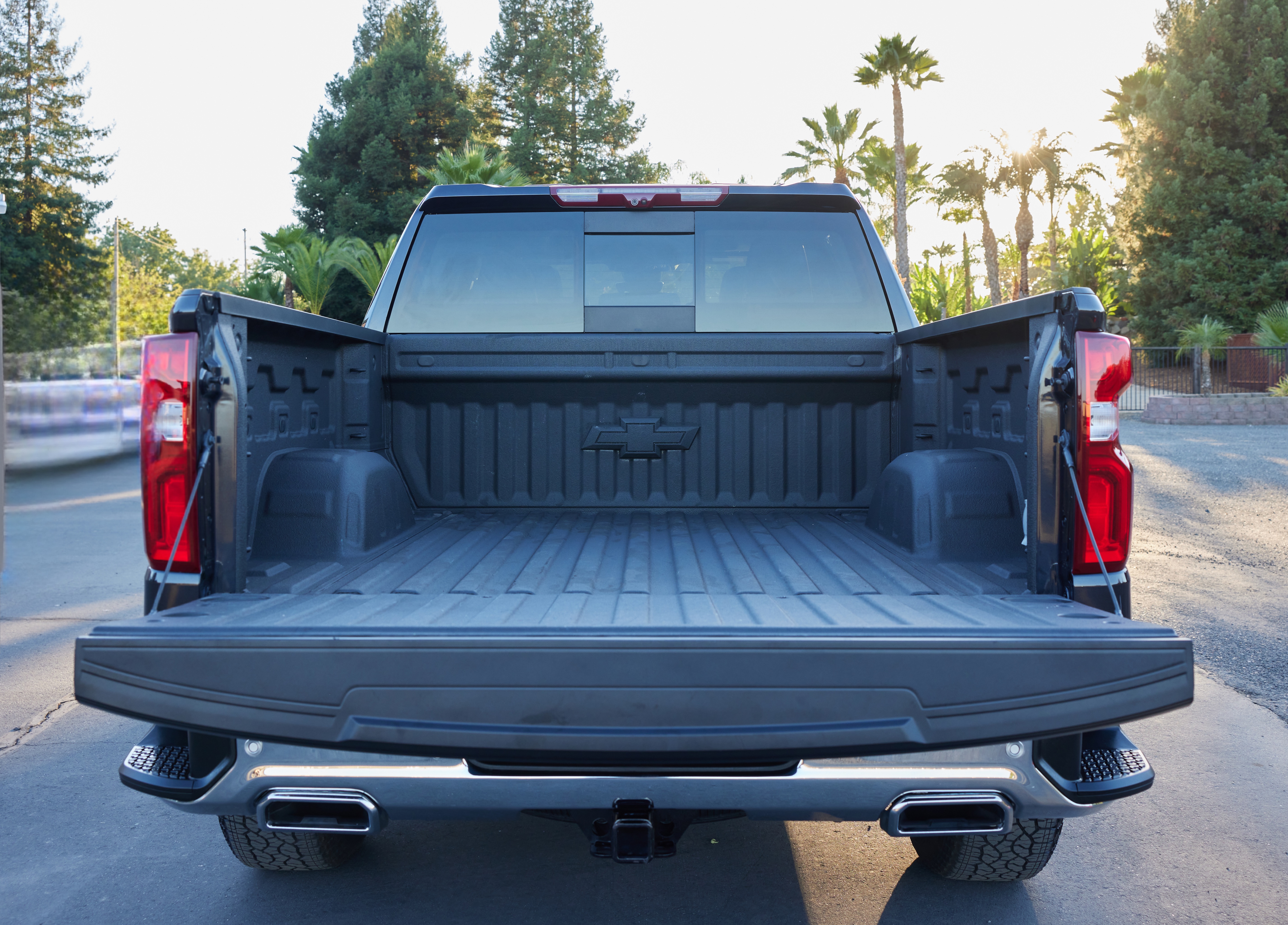Used 2022 Chevrolet Silverado 1500 LTZ w/ LTZ Premium Package AWD/4WD image 6