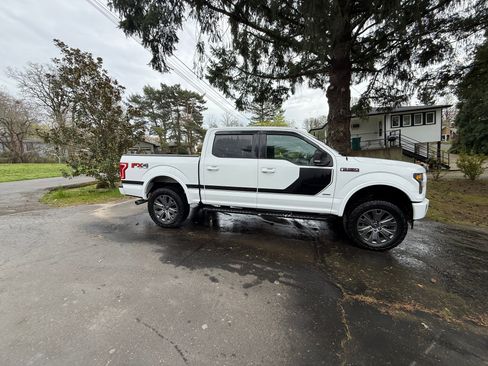 Used 2017 Ford F150 XLT w/ Equipment Group 302A Luxury image 6